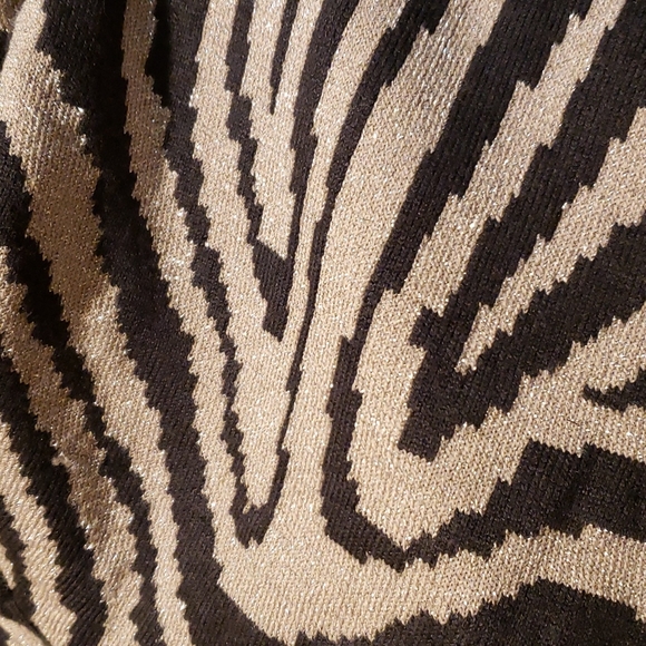 T Thari Sweater - Picture 6 of 6